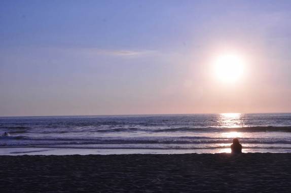 Acompanhando pôr-do-dol na praia de Zicatela, em Puerto Escondido, na costa de Oaxaca, no litoral Pacífico do México